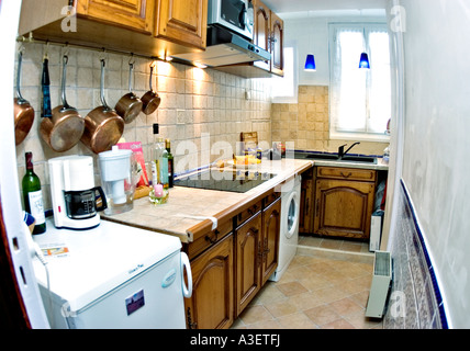 Parigi, Francia, dopo i lavori di ristrutturazione, Old Apartment Kitchen "italian Ceramic Tile", armadi in quercia fai da te, interni, interni a Parigi Foto Stock