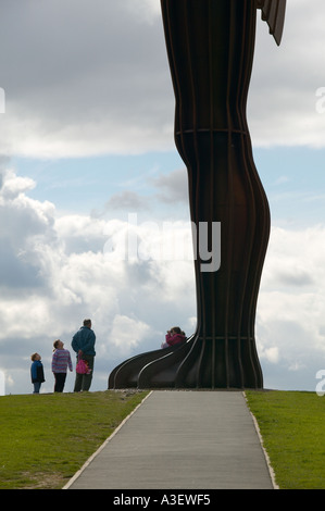 I turisti che visitano l'angelo del Nord vicino a Gateshead e Newcastle Foto Stock