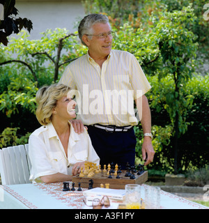 Signor Coppia matura il ritratto in giardino Foto Stock