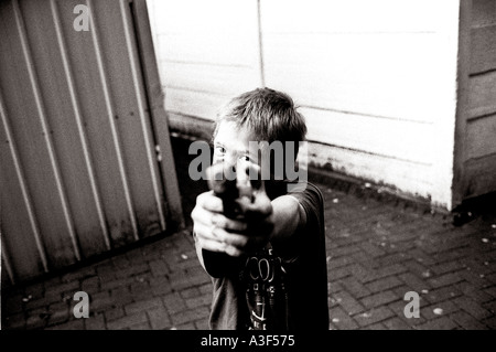 Bambino puntando una pistola giocattolo Londra Foto Stock