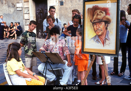 L'artista di strada pittura passanti in Taormina, Sicilia, Italia Foto Stock