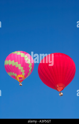 Due i palloni ad aria calda contro un cielo blu chiaro. Spazio per il testo al di sopra e al di sotto di palloncini Foto Stock