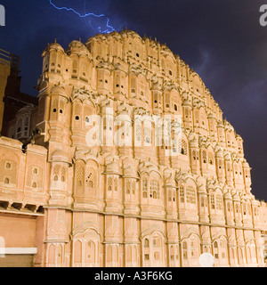 Basso angolo di visione di un palazzo di notte, Hawa Mahal, Jaipur, Rajasthan, India Foto Stock