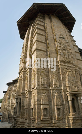 Basso angolo di visione di un tempio, Lakshmi Narayan tempio complesso, Chamba, Himachal Pradesh Foto Stock