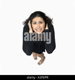 Angolo di alta vista di una giovane donna accigliata Foto Stock