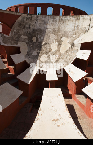Angolo di alta vista delle pareti di un edificio, Jantar Mantar, New Delhi, India Foto Stock