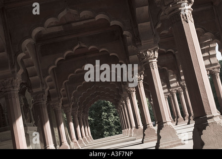 Colonnato interno un fort, Red Fort, New Delhi, India Foto Stock