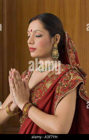 Close-up di una giovane donna che prega Foto Stock