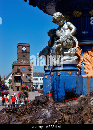 Fontana di acqua con Midsteeple in background High Street Dumfries Galloway Scozia Scotland Foto Stock