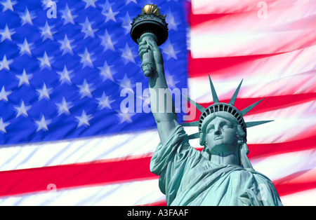 USA la Statua della Libertà con la bandiera degli Stati Uniti Foto Stock