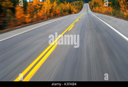 Canada Alberta Banff National Park Road in caduta azione di sfocatura Foto Stock
