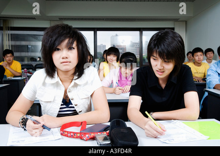 Ragazzo adolescente in una classe Foto Stock