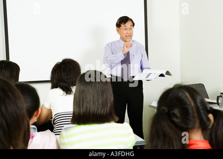 Maestro di una lezione in aula Foto Stock