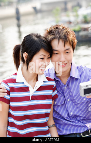 Close-up di una giovane coppia di scattare una foto di se stessi Foto Stock
