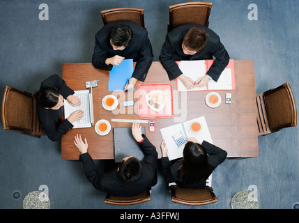 Angolo di alta vista di cinque dirigenti aziendali in una riunione Foto Stock