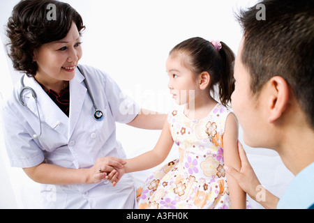 Close-up di un medico donna esaminando una ragazza e sorridente Foto Stock