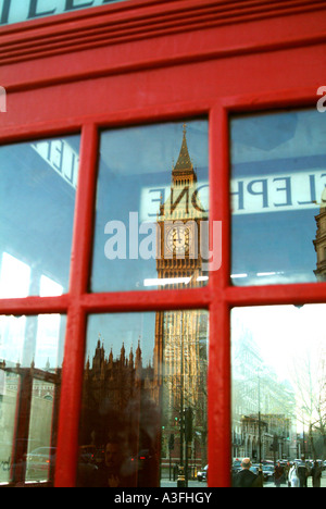 Big Ben si riflette in un telefono rosso box Londra Foto Stock