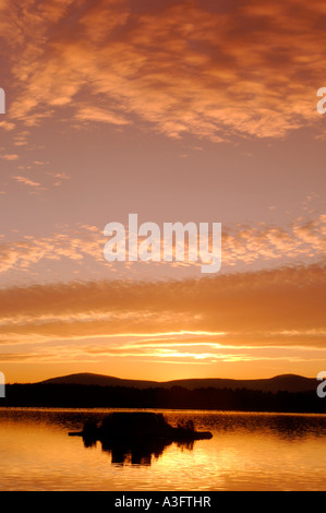 Sunset Loch di Skene 10 miglia ad ovest di Aberdeen, Grampian Scozia. XPL 4602-433 Foto Stock
