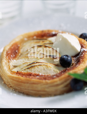 Una chiusura di un apple e marzapane crostata in un tavolo bianco impostazione Foto Stock