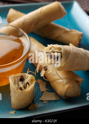 Thai frittella di granchio rotoli con dolci di prugne e salsa agro alimentare editoriale Foto Stock