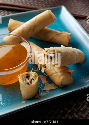 Thai frittella di granchio rotoli con prugna salsa agrodolce cibo editoriale Foto Stock