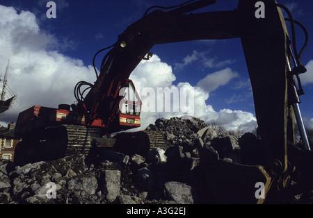 Escavatore idraulico demolendo il viadotto sul sito di costruzione Plymouth Devon UK Foto Stock