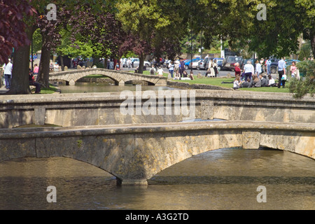 Tre dei famosi ponti sul Fiume Windrush nel villaggio Costwold di , Gloucestershire Foto Stock