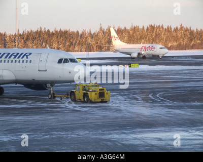 Piani su asfalto all'aeroporto di Landvetter a Göteborg in Svezia Foto Stock