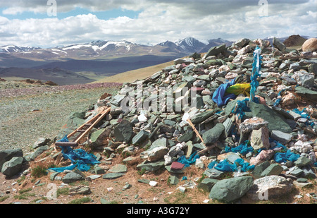 Obo - tradizionale mongola costruzione di culto. Parte superiore del Buratyn Daba Pass. Khovd aimag (provincia). A ovest della Mongolia Foto Stock