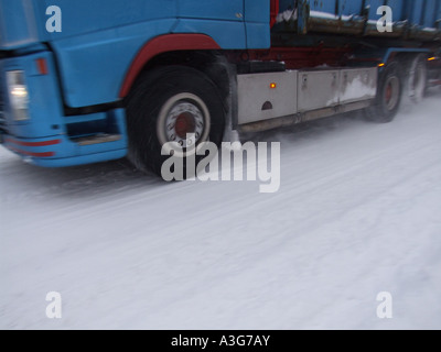 Hgv autocarro la guida in presenza di un notevole manto di neve in Svezia Foto Stock