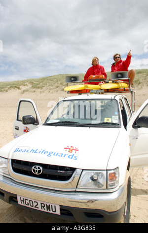 Spiaggia RNLI bagnini di pattuglia a Holywell Bay Cornwall Regno Unito Foto Stock