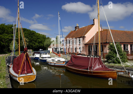 Ormeggi tranquilla accanto alla barca di piacere Inn su Hickling Staithe su Norfolk Broads Foto Stock