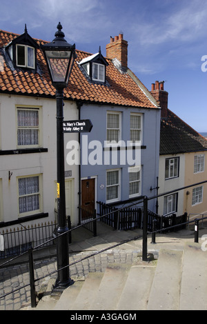 In corrispondenza del fondo del 199 gradini che portano da Whitby Abbey verso il basso nello storico North Yorkshire porto di pesca di Whitby Foto Stock