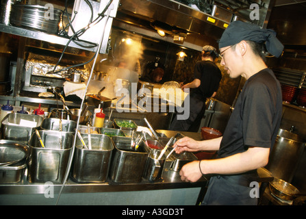 La cottura di spaghetti ramen a Kohmen noodle bar in Omotesando, Tokyo, Giappone Foto Stock