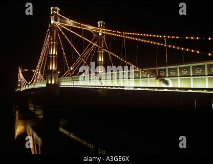 Illuminata Albert Bridge intricato sospensione ponte sopra il fiume Tamigi nel west London costruito nel 1873 Foto Stock