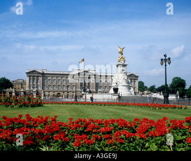 Buckingham Palace con il Royal Standard indicazione battenti la regina è in residence Foto Stock