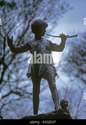 Peter Pan soffiando il suo corno statua dalla serpentina in North Kensington Gardens Hyde Park Londra Foto Stock