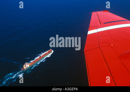 Provinciale linee aria PAL appositamente modificato e dotato di Super King Air 200 sorvola un freighter oltre il Grand Banks Foto Stock