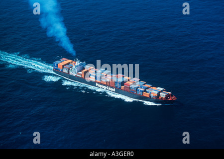 Provinciale linee aria PAL appositamente modificato e dotato di Super King Air 200 sorvola una nave portacontainer oltre il Grand Banks Foto Stock