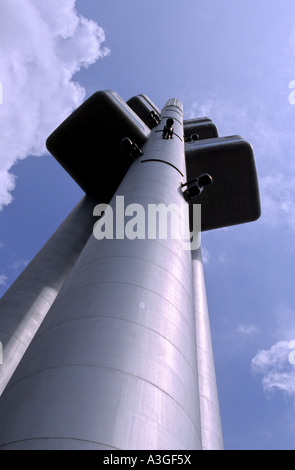 Baby statue strisciando sul futuristico Zizkov torre della televisione a Praga Repubblica Ceca Foto Stock