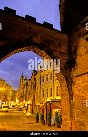 Strada nei pressi di Malostranska ingresso al Ponte Charles in Stare Mesto quartiere Praga Repubblica Ceca Foto Stock