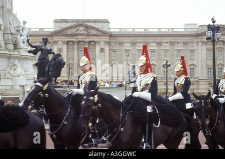 Il Blues e il Royals di fronte a Buckingham Palace Foto Stock