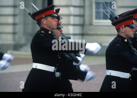 I soldati britannici che partecipano al cambio della guardia di fronte a Buckingham Palace a Londra, Inghilterra. Foto Stock