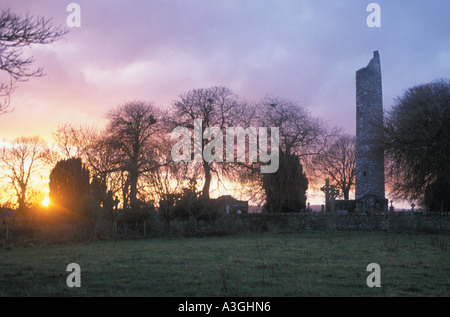 Il sole scende a Monasterboice nella contea di Louth, Irlanda Foto Stock