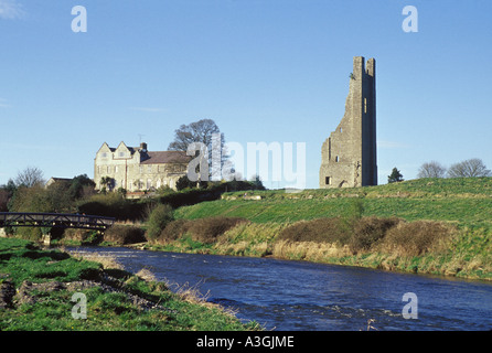 Giallo Steeple nel rivestimento, nella contea di Meath, Irlanda Foto Stock