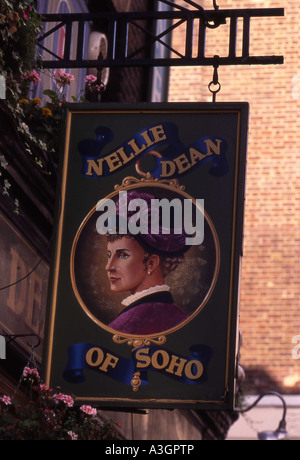 Nellie Dean di Soho public house segno, Dean Street, Soho, Londra Foto Stock