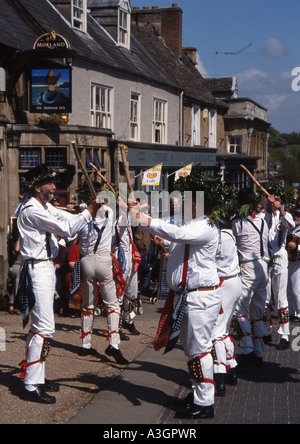 Morris dancing High Street Burford Oxfordshire Foto Stock