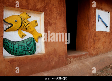 Bassorilievo di un pesce e un net, re Houégbadja palace, Abomey, Benin Foto Stock