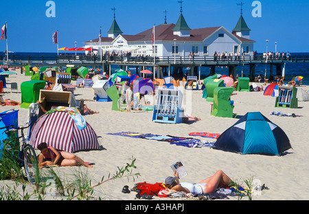 Il molo e la Spiaggia di Ahlbeck sul Mar Baltico Isola di Usedom in Meclemburgo Pomerania occidentale Foto Stock