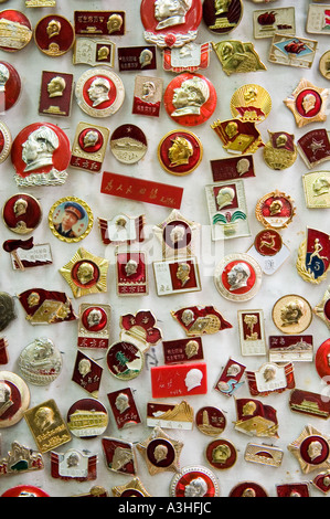 'Rosso Mao Tse Tung distintivi al mercato di antiquariato in Hong Kong Cina " Foto Stock